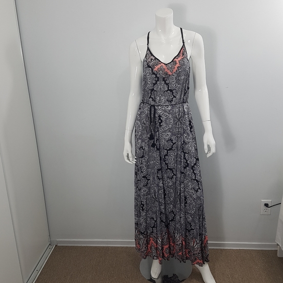 Stunning Long Sleeveles and Flared Stylish Dress M. (J) - Picture 1 of 3